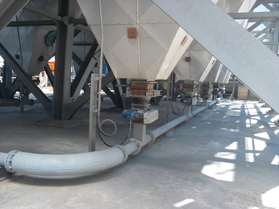 Compact flanged elbow prepared for a conveying installation