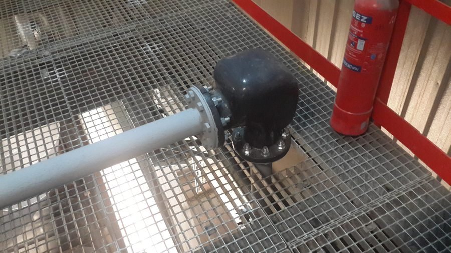 Flanged conveying elbow connected to vertical pipework