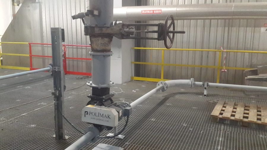 Pneumatic conveying pipeline fitted with a Polimak elbow